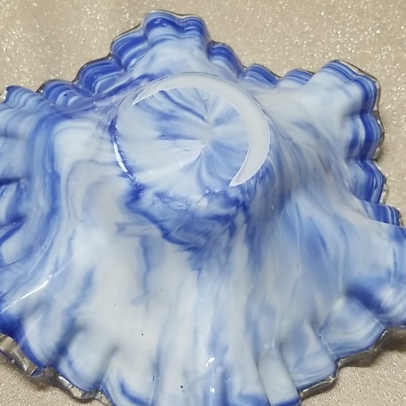 Vintage Art Glass Ruffled Edge Bowl - Picture 4 of 5